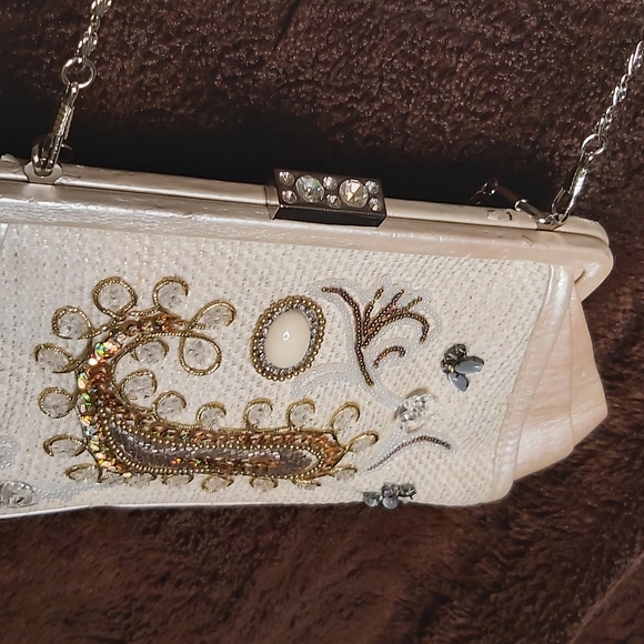 💢SOLD💢Vintage purse . beige long and shorter chain straps - Picture 12 of 13